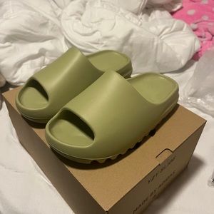 BRAND NEW YEEZY SLIDE RESIN (BOX NOT INCLUDED)
